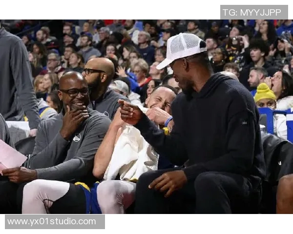 勇士队大胜76人队,总决赛气氛渐浓